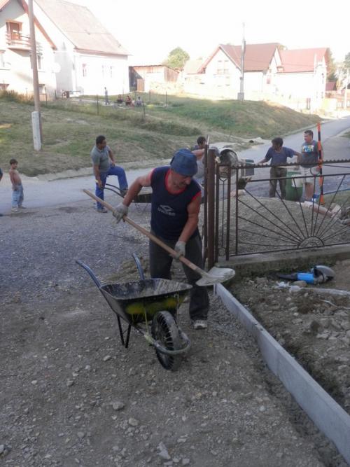 Výstavba chodníkov okolo kostola